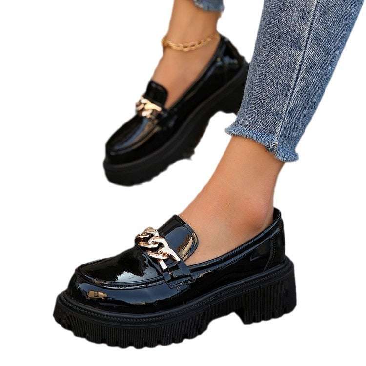 Mocassins Vernis Noirs à Chaîne Dorée – Chic