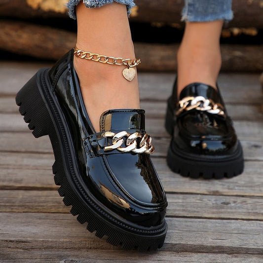 Mocassins Vernis Noirs à Chaîne Dorée – Chic & Confort Urbain