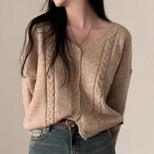 Cardigan femme à col en V et manches longues avec motif torsadé.