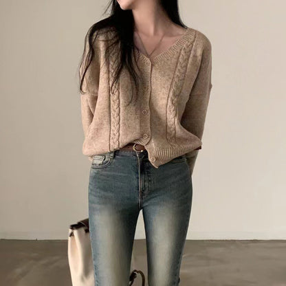 Cardigan femme à col en V et manches longues avec motif torsadé.